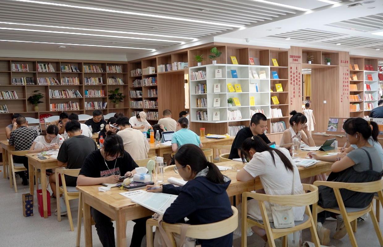 中学生在省图书馆读史记白话对照本的学习场景