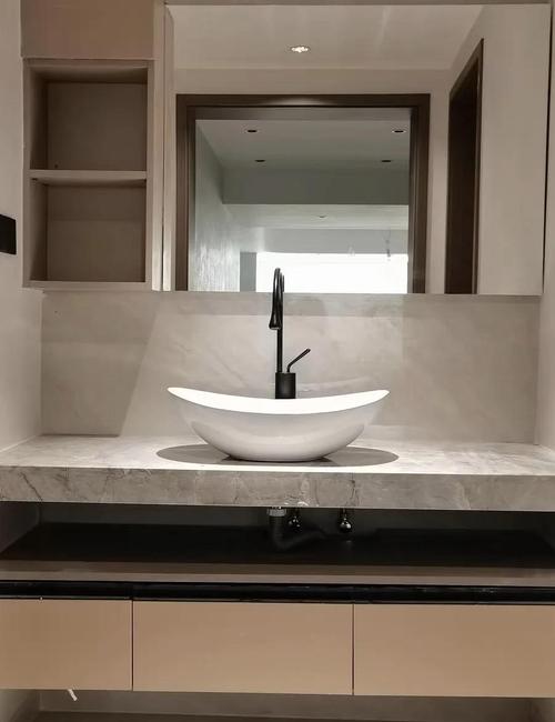 墙排龙头搭配方形台上盆的卫生间实景