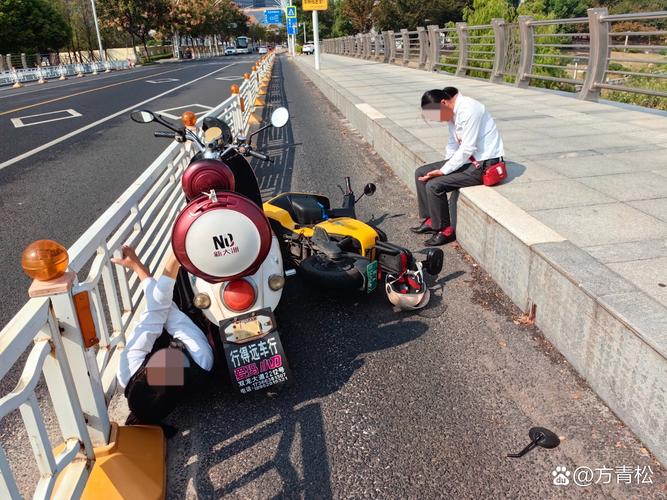 驾驶员为躲避行人撞击路边车辆事故现场图