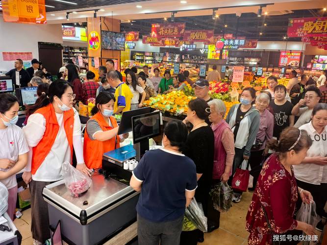 夫妻共同经营社区生鲜店门口排队实拍图