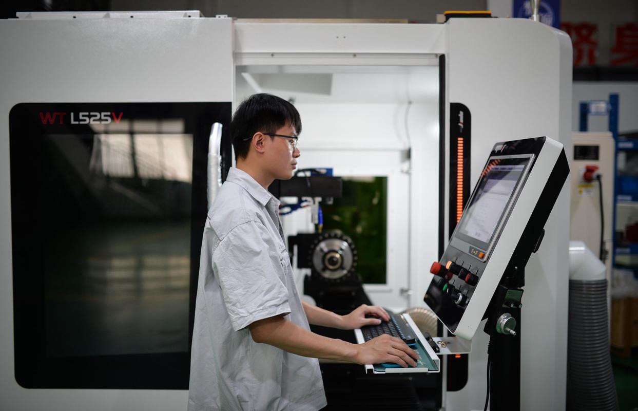 机械加工产线数控车床卡盘操作现场