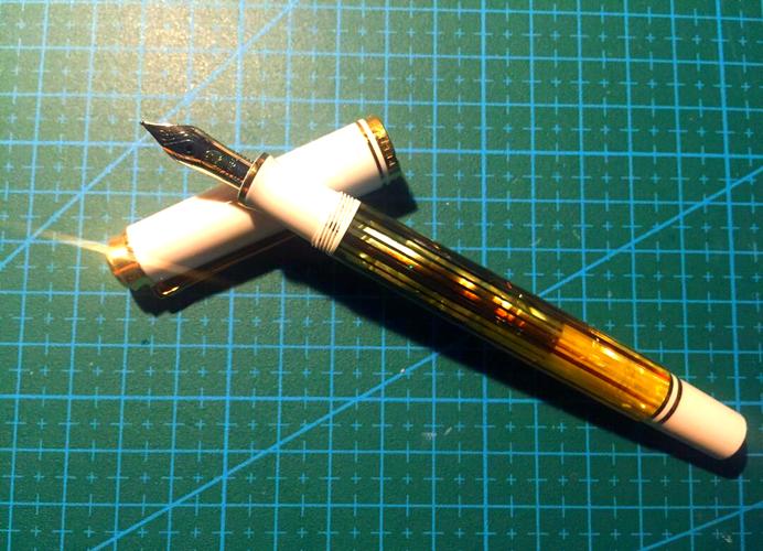 百利金M400钢笔笔尖鹈鹕鸟雕刻特写