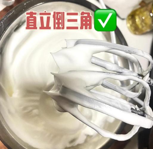 新手烘焙戚风蛋白湿性发泡状态图