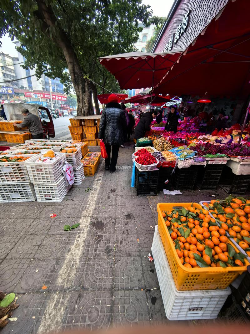 南京老小区门口夫妻水果店日常经营场景