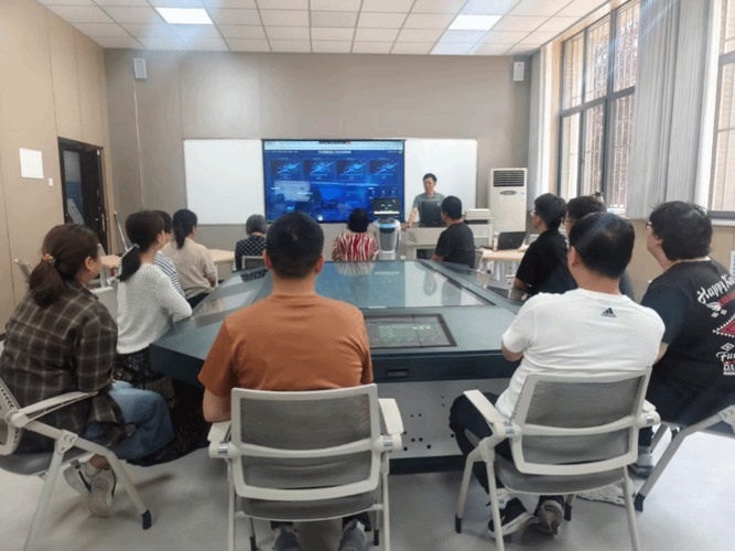 大学生在碳交易模拟平台上进行实训