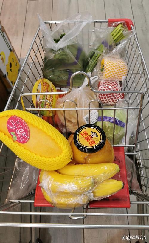 留学生超市购物推车装满食材