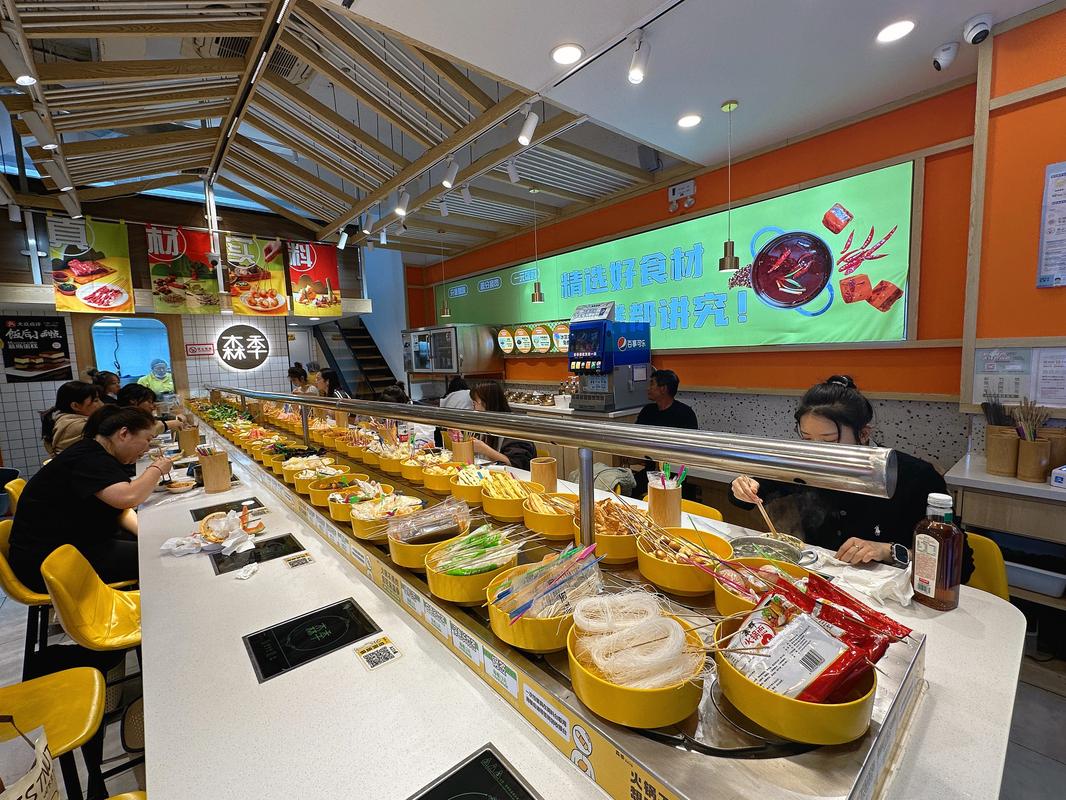 回转火锅店内单人座位实拍 一盘盘菜正在传送带上