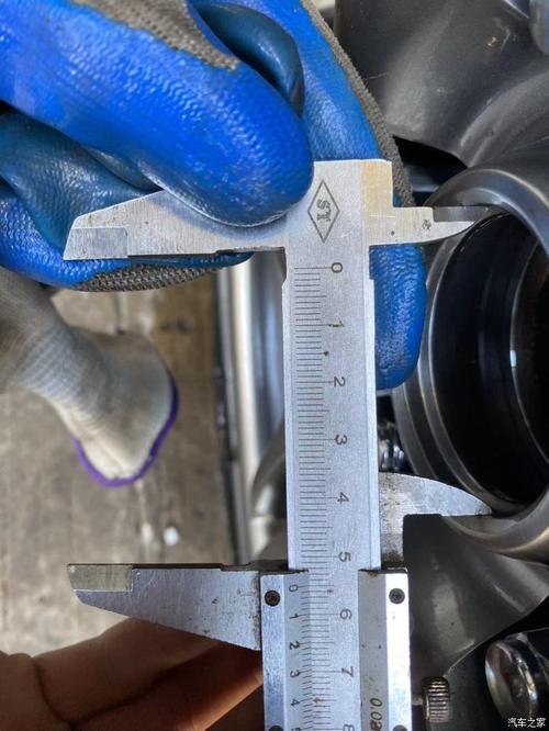 汽修游标卡尺测量摆臂衬套间隙实拍