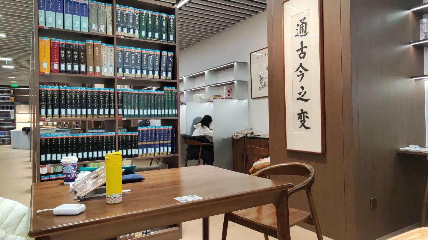 法律硕士学生在一家律所的图书馆进行法律检索训练