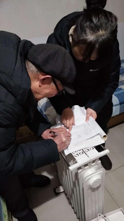 代书遗嘱老人签字场景图