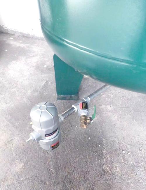 车间储气罐底部手动排水阀特写