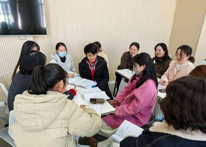课后教室语文教师和学生围坐聊课文场景