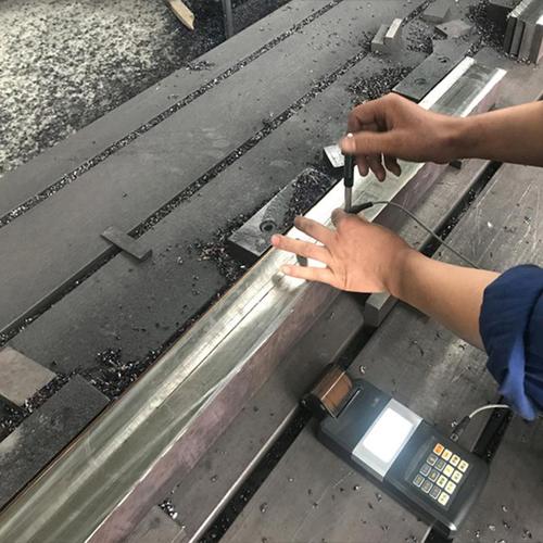 车间工人手摸机床导轨检测划痕