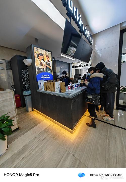 写字楼楼下连锁便利店咖啡档口排队场景
