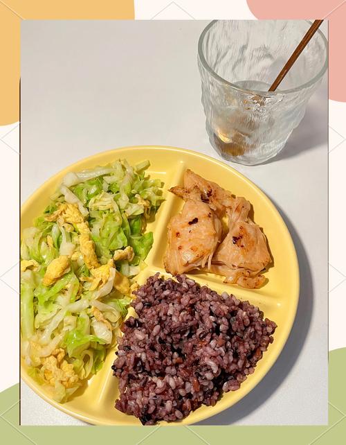 健身餐鸡胸肉蔬菜糙米饭搭配示例