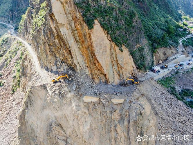 丙察察线怒江峡谷塌方路段越野车