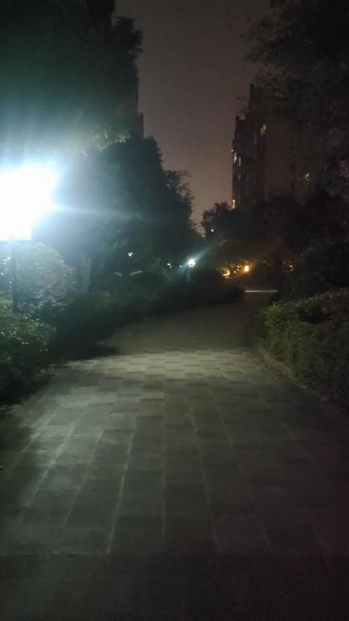 普通人傍晚在小区慢走的实景