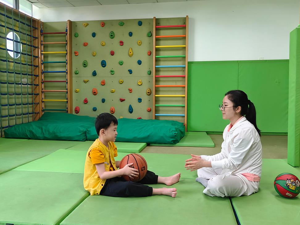资源教师一对一指导学生感统训练