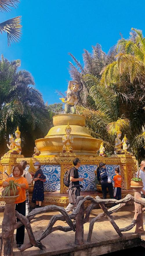 西双版纳曼听公园傣族人寨心神树祭祀场景