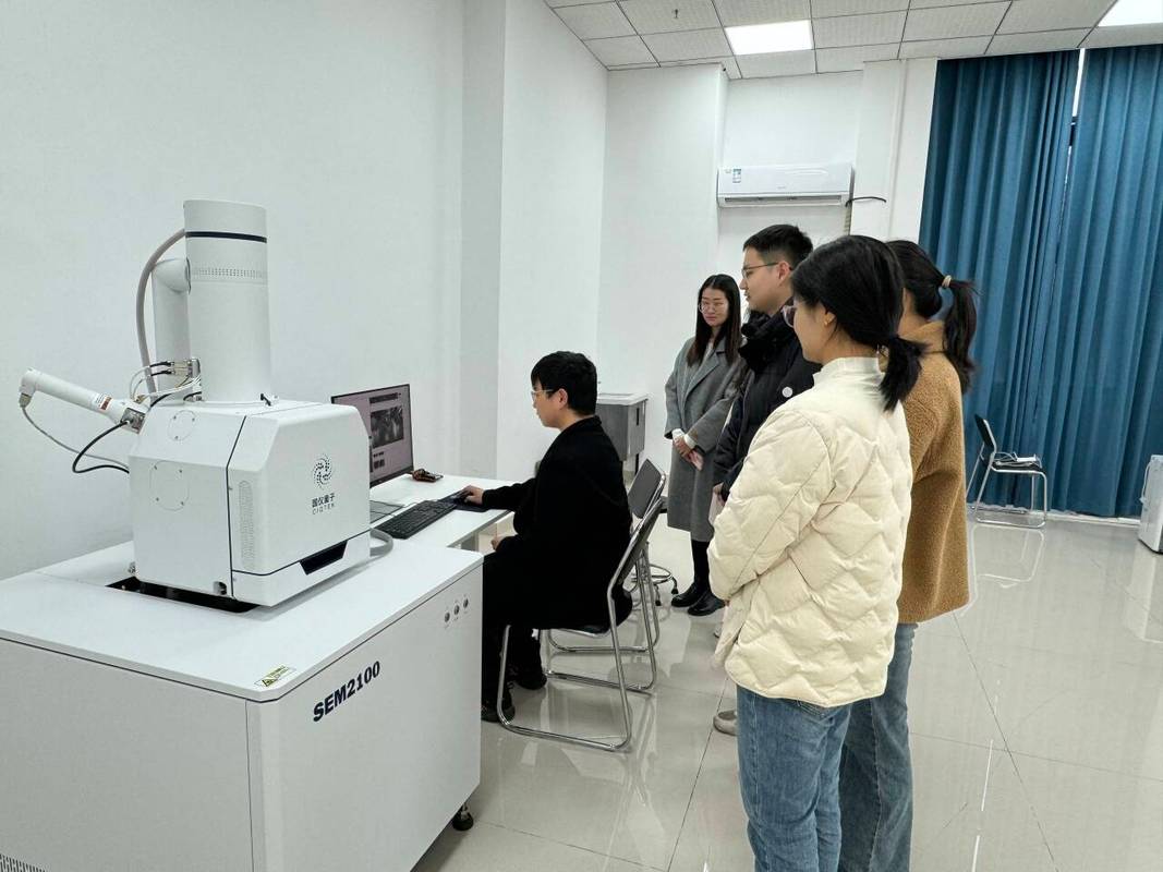 科研人员刷校园卡使用共享扫描电镜操作场景