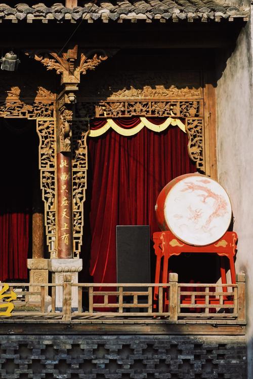 湖北南漳乡村渔鼓戏戏台表演场景