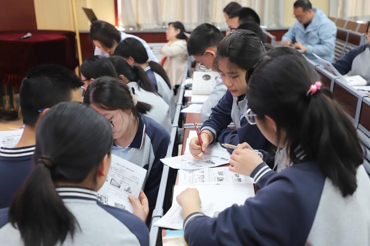 中学历史课堂核心素养分组讨论场景