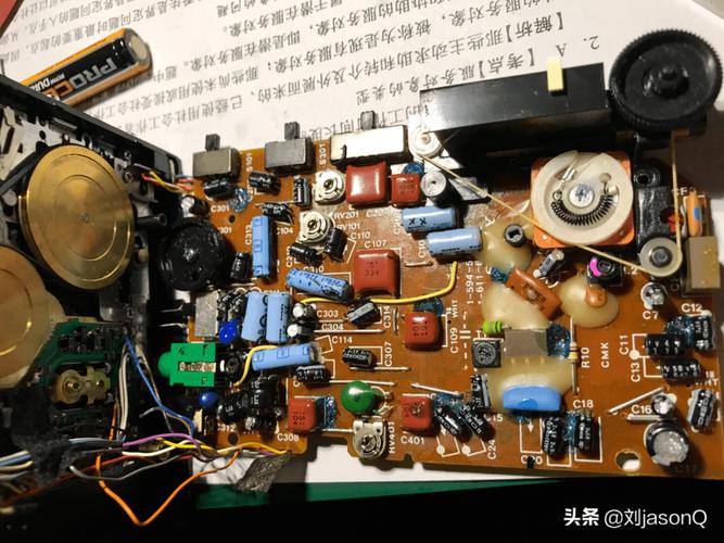 亲子客厅拆解旧收音机零件实拍