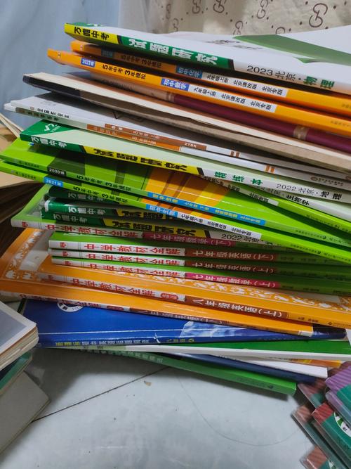 初中教室课桌角堆着崭新必读书和半开练习册
