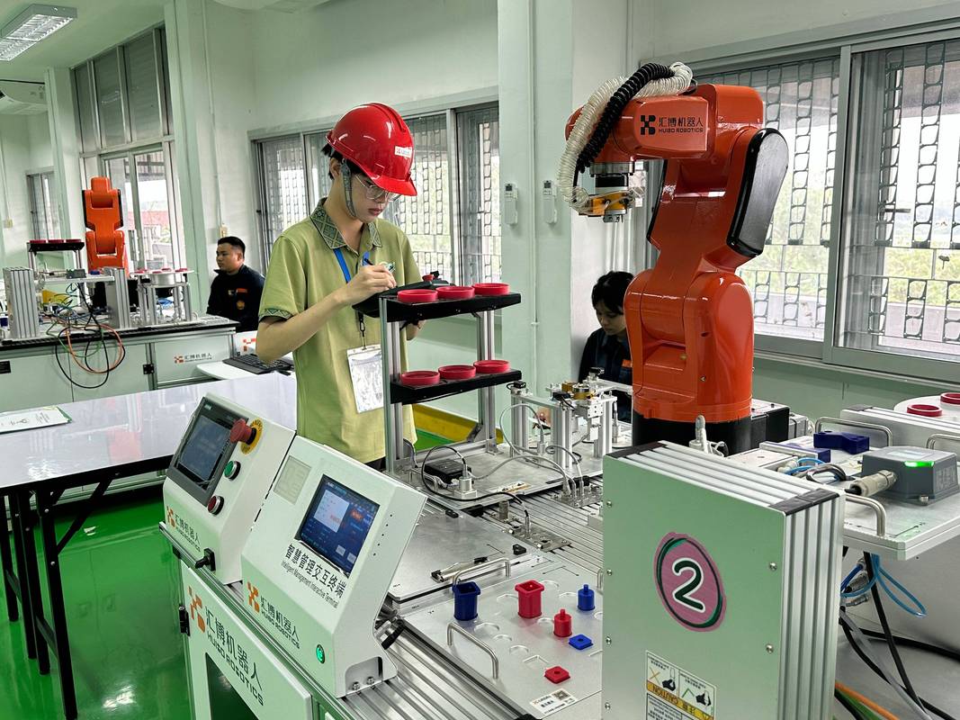 车间工业机器人离线编程操作场景图