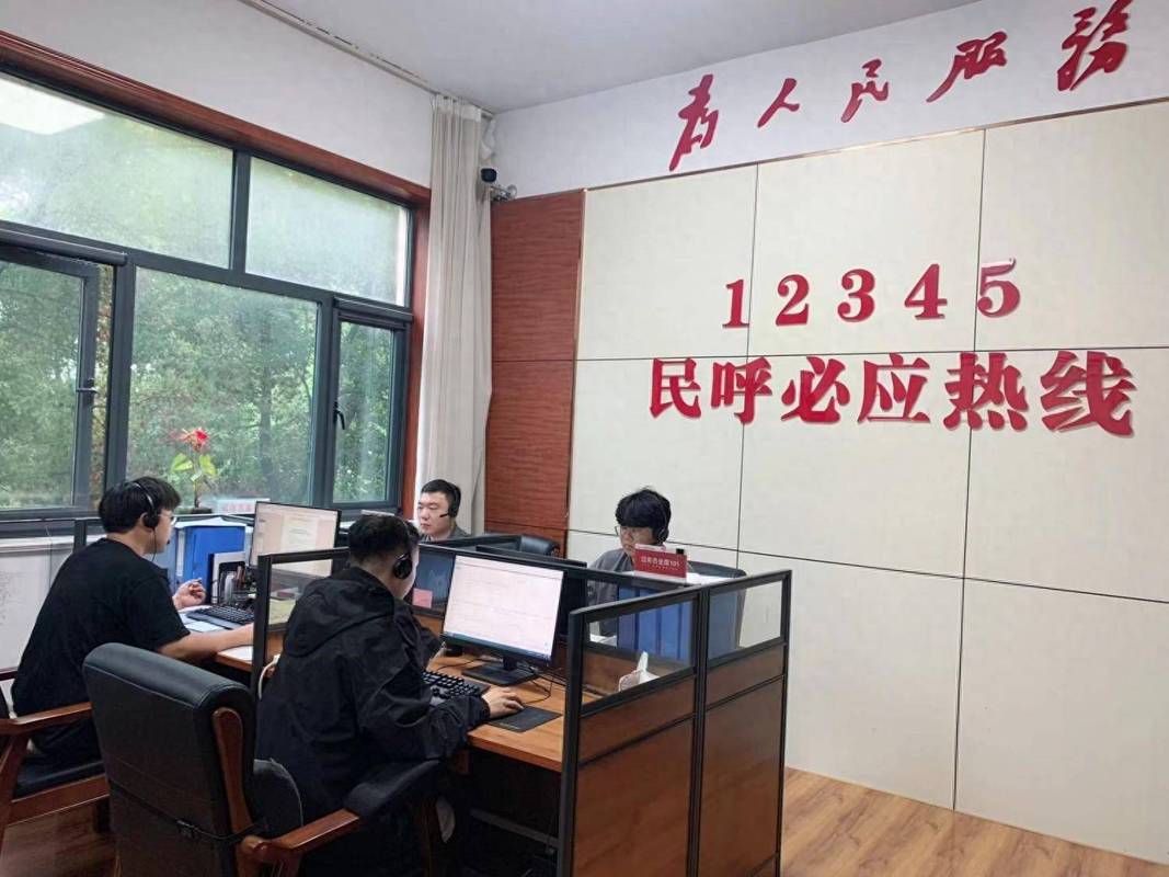 12348法律服务热线接听现场
