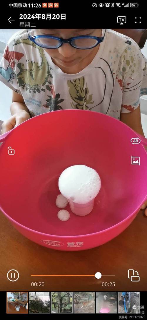儿童厨房小苏打火山实验凌乱现场