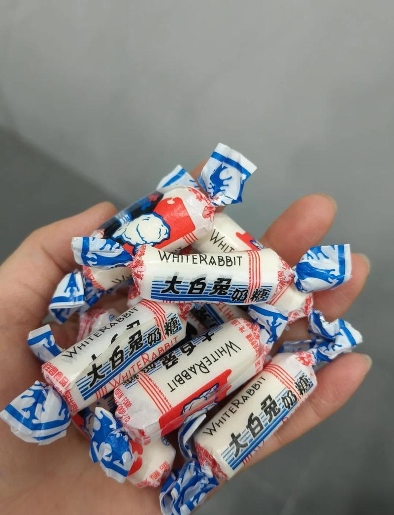 旧夹克内侧口袋里包着磨毛糖纸的大白兔奶糖