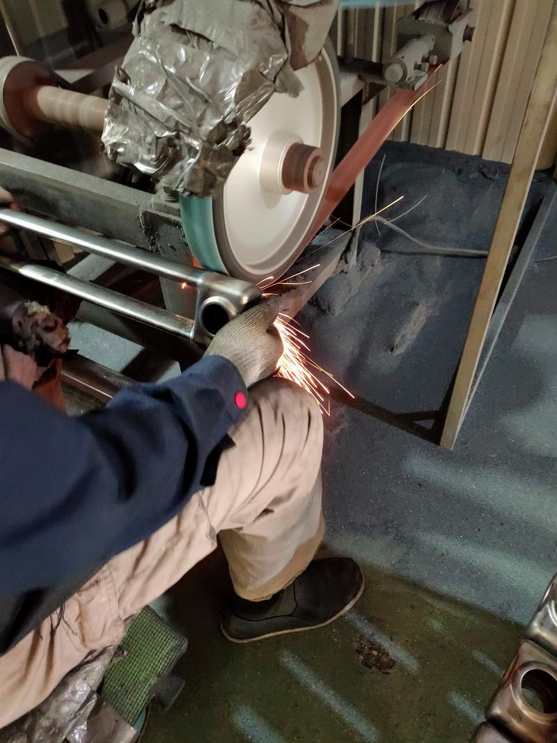 电火花加工工作液冲渣现场实拍