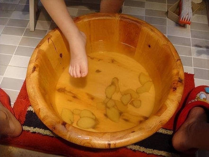 木盆里生姜泡脚,水汽袅袅