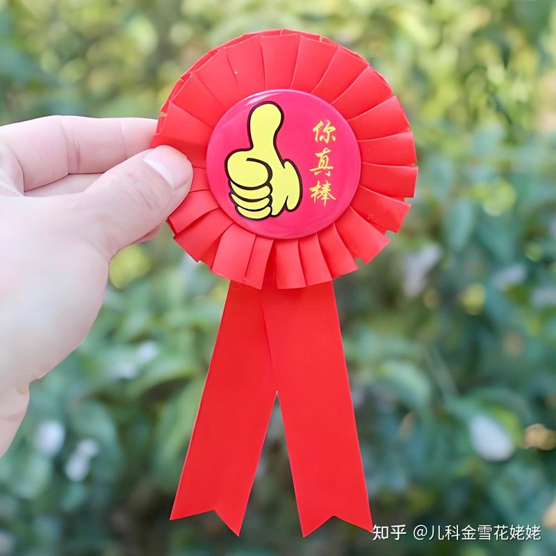 幼儿园老师颁发小红花给孩子