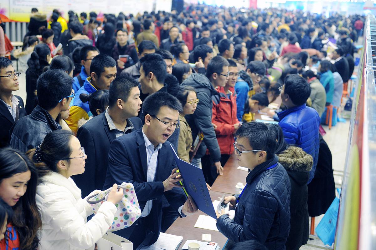 应届生招聘会择业选择犹豫场景