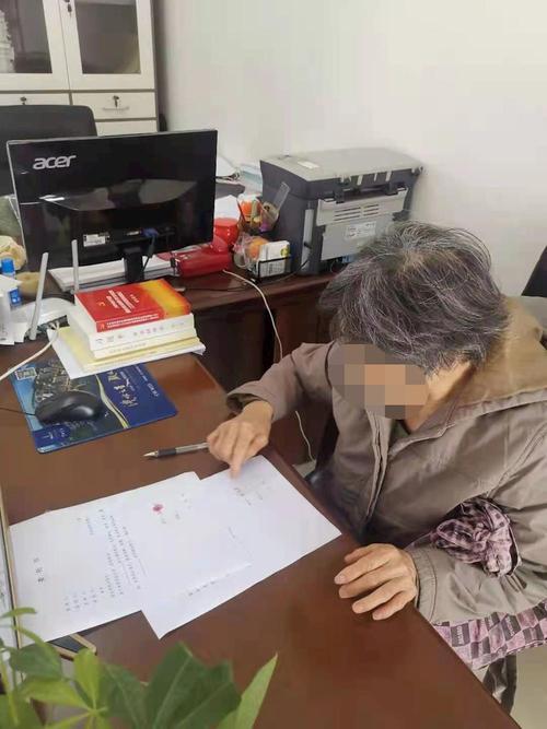 基层法律援助中心窗口群众提交申请材料现场