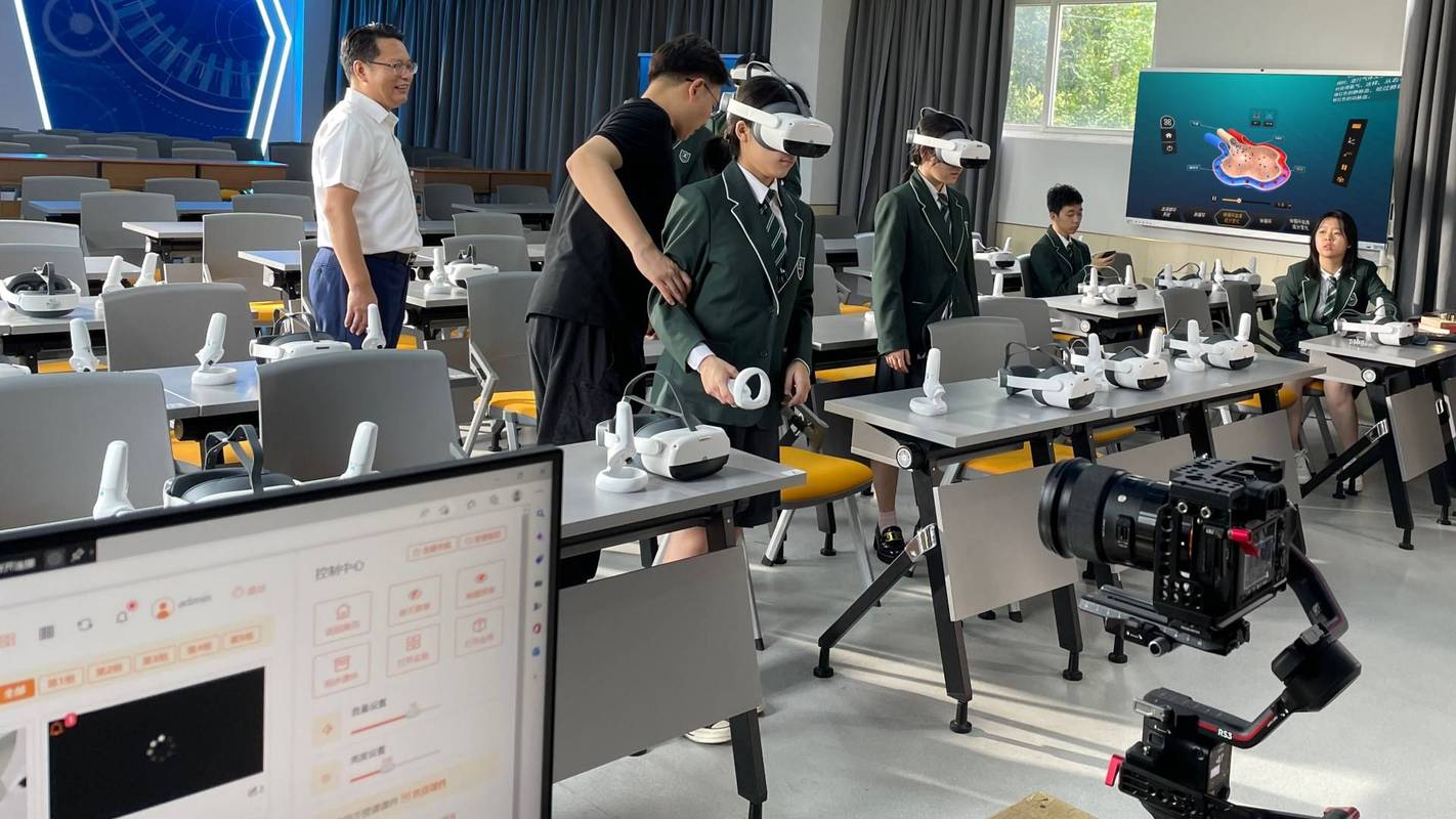 南京高校化工VR仿真实验室学生上机场景