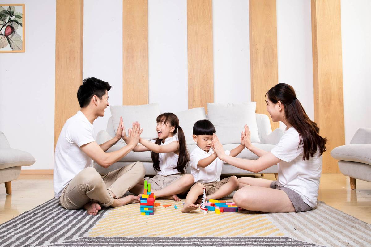 客厅亲子陪伴式育儿日常场景