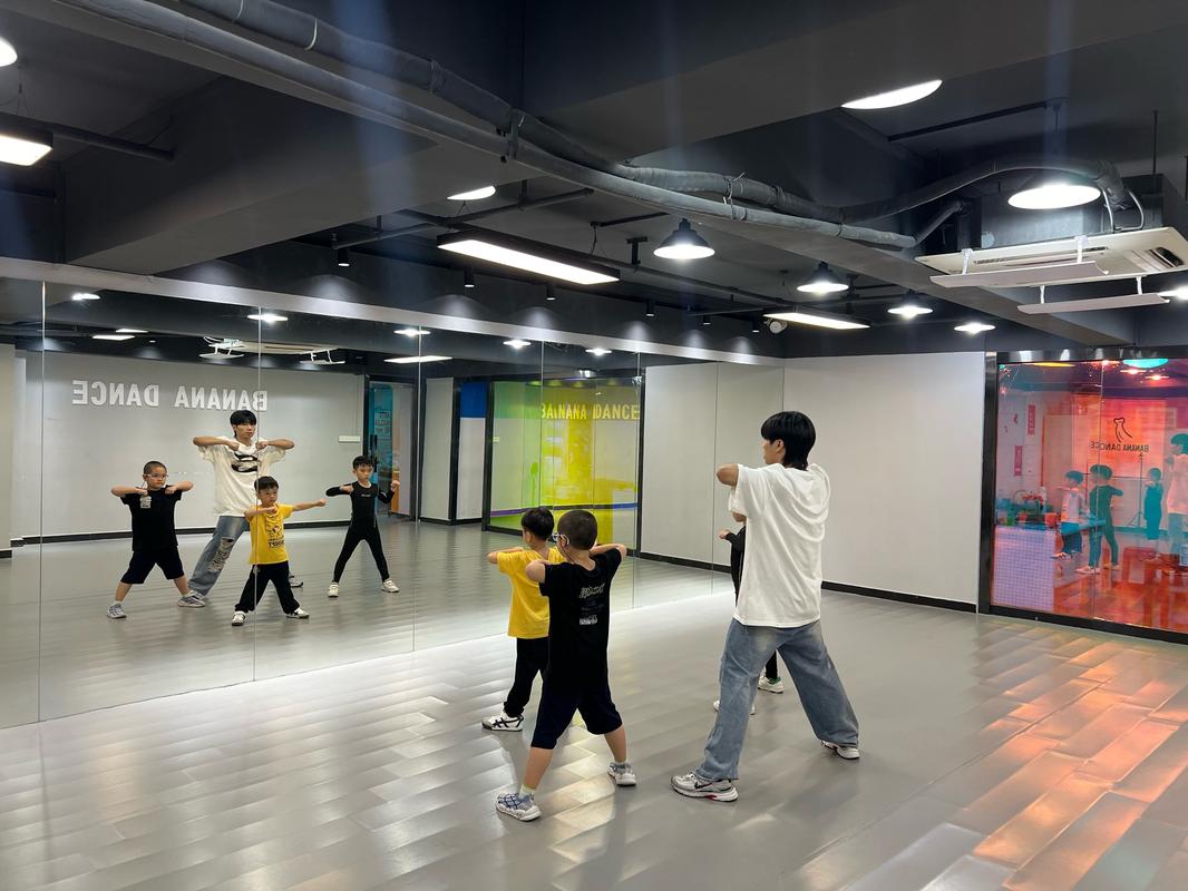 街舞工作室课堂基础律动训练实拍
