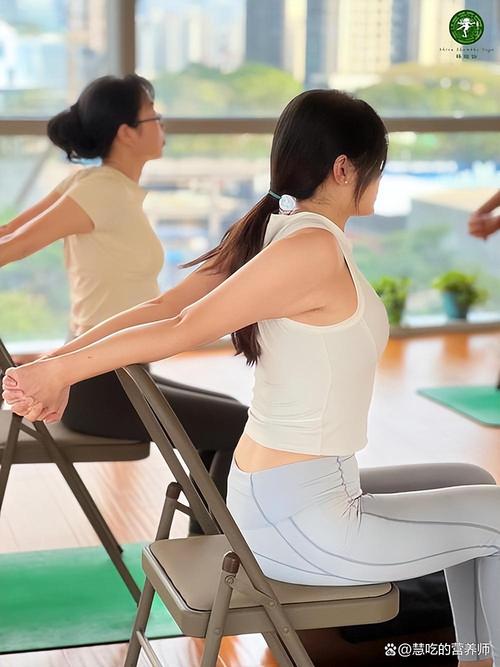 女子使用拉伸带错误姿势与正确对比