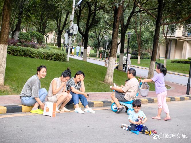 小区妈妈群线下聚会 遛娃搭子见面