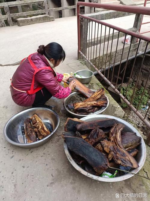 湖北南漳荆山农户冬季熏制腊肉场景