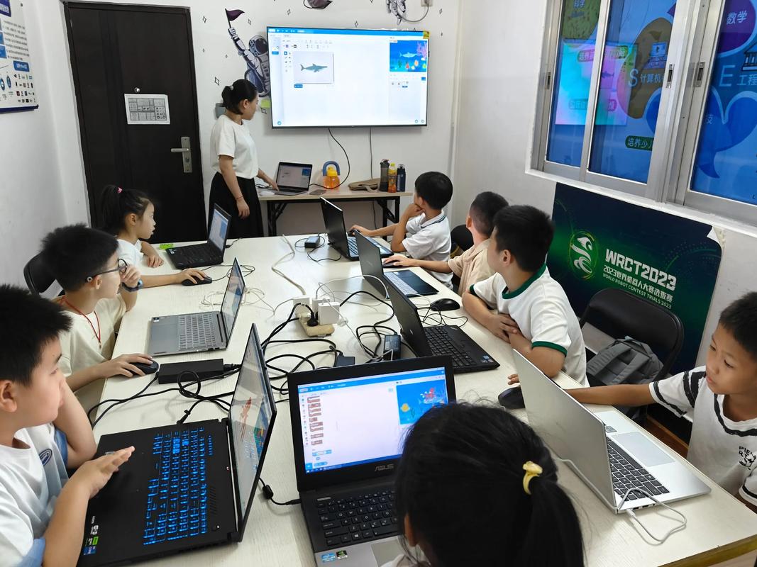 少儿编程课堂学生用平板电脑写代码