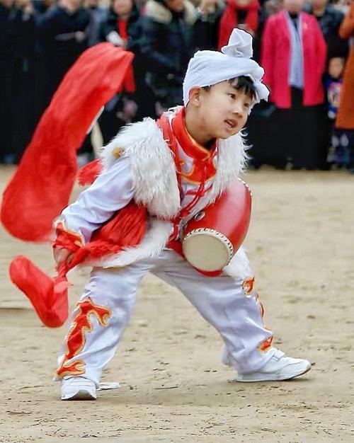陕西延安安塞非遗传承人教授青少年腰鼓动作