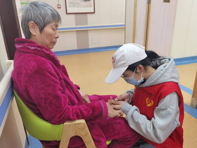 小学生在敬老院为老人剪指甲摆拍场景
