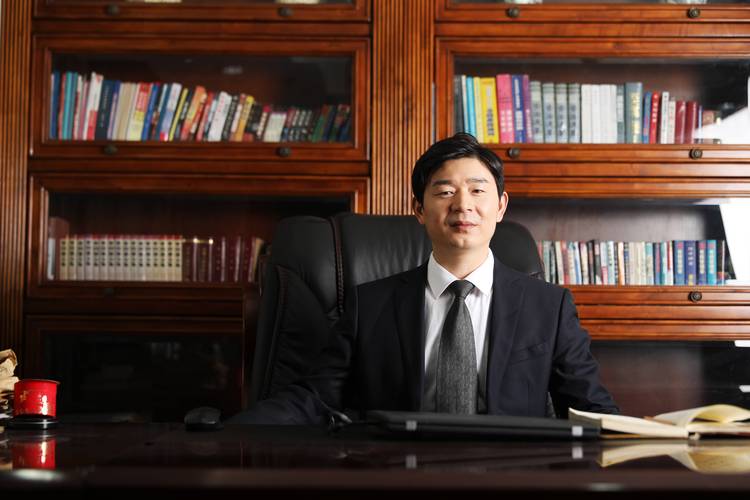 王兴华律师在律所工作场景