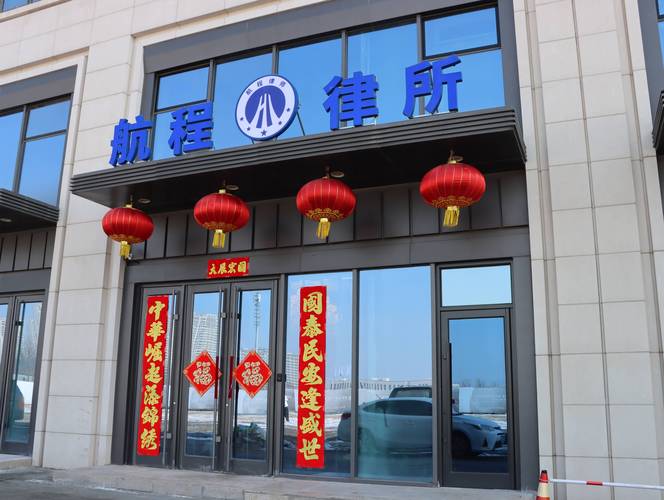 二三线城市临街律师事务所门口场景