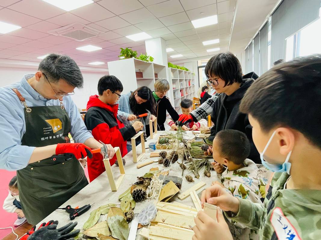 中学生职业体验活动木工坊动手实践场景