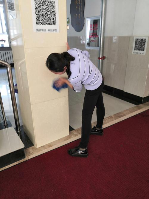 中小学校长校园巡查擦拭卫生间瓷砖场景